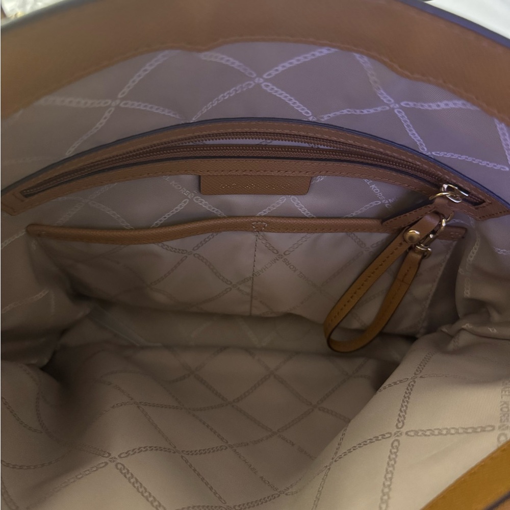 Michael Kors Sheila Large Signature Logo Tote Bag - Picture 4 of 5